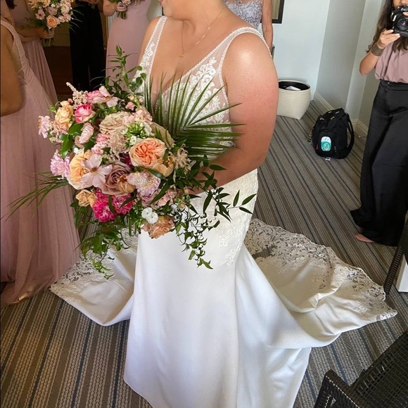 Essence of Australia crepe and lace wedding gown - Picture 5 of 5